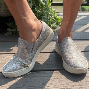 Soft’ glittery comfortable tennis shoe!! Rock it at racquet ball!!